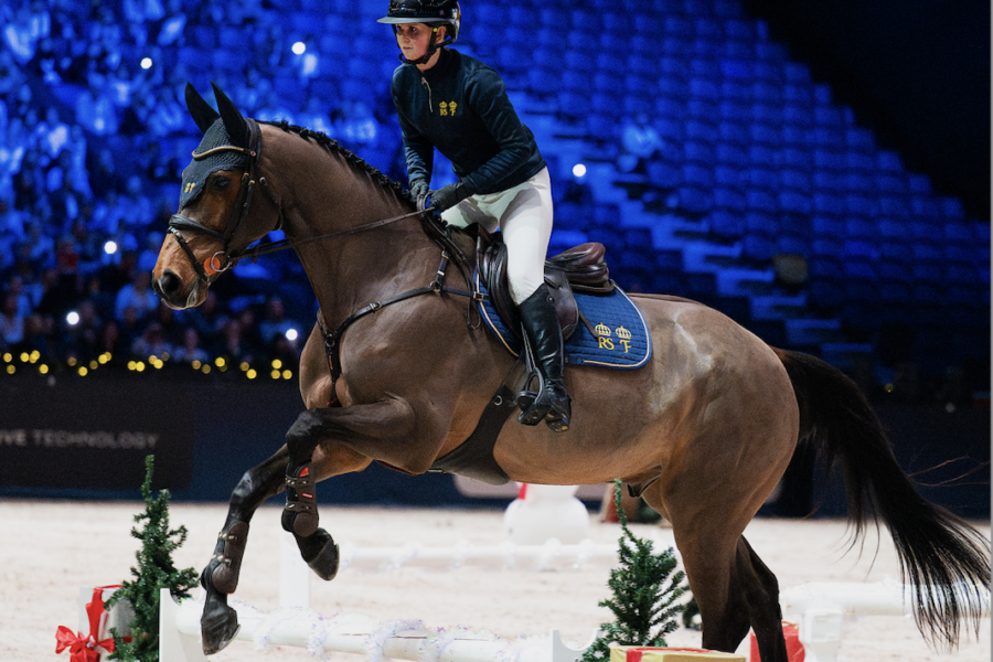 Elev från Beridarutbildningen på RS Flyinges show under SIHS på Strawbery Arena